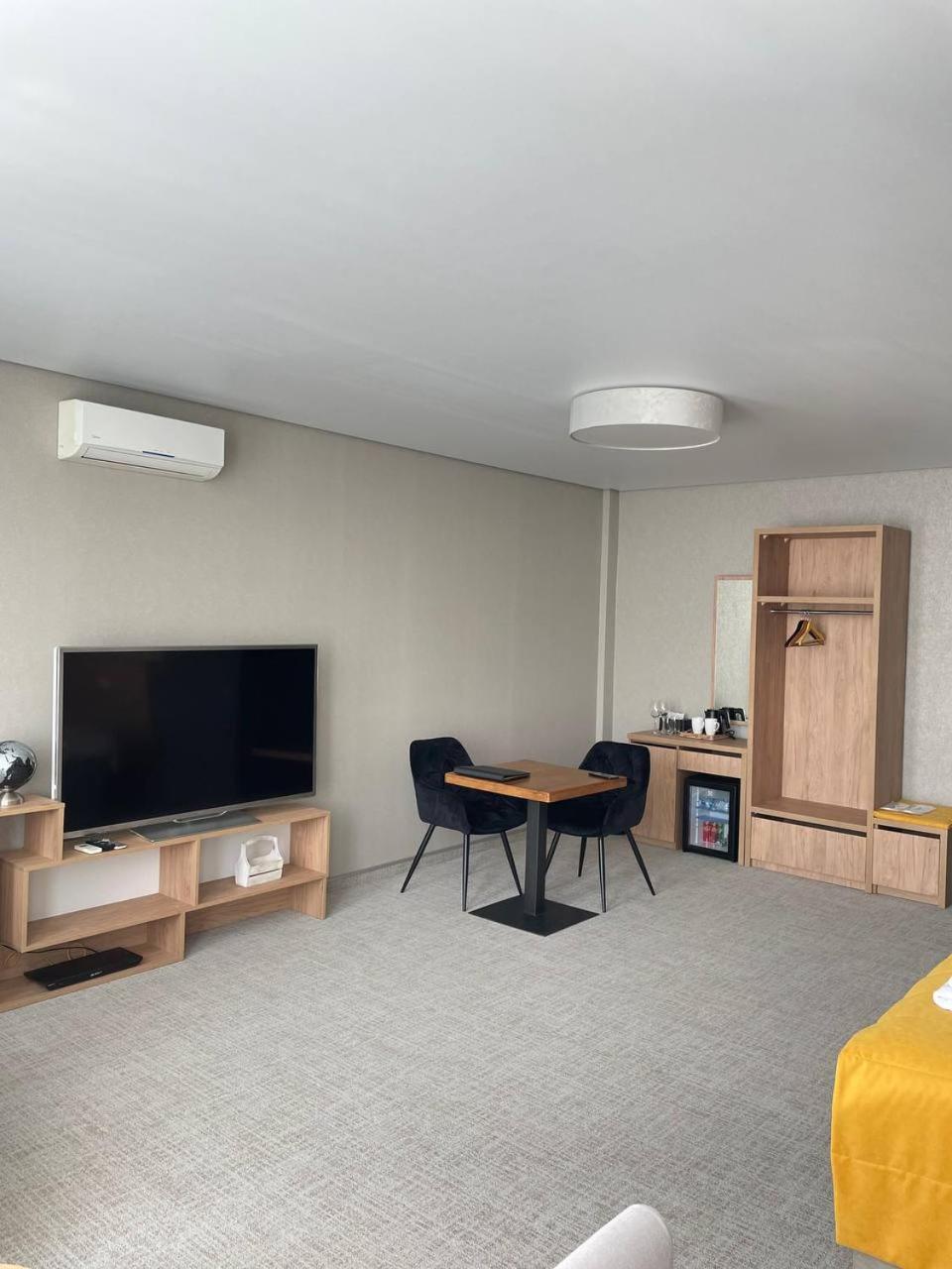 Space Apart Hotel Lutsk Ngoại thất bức ảnh