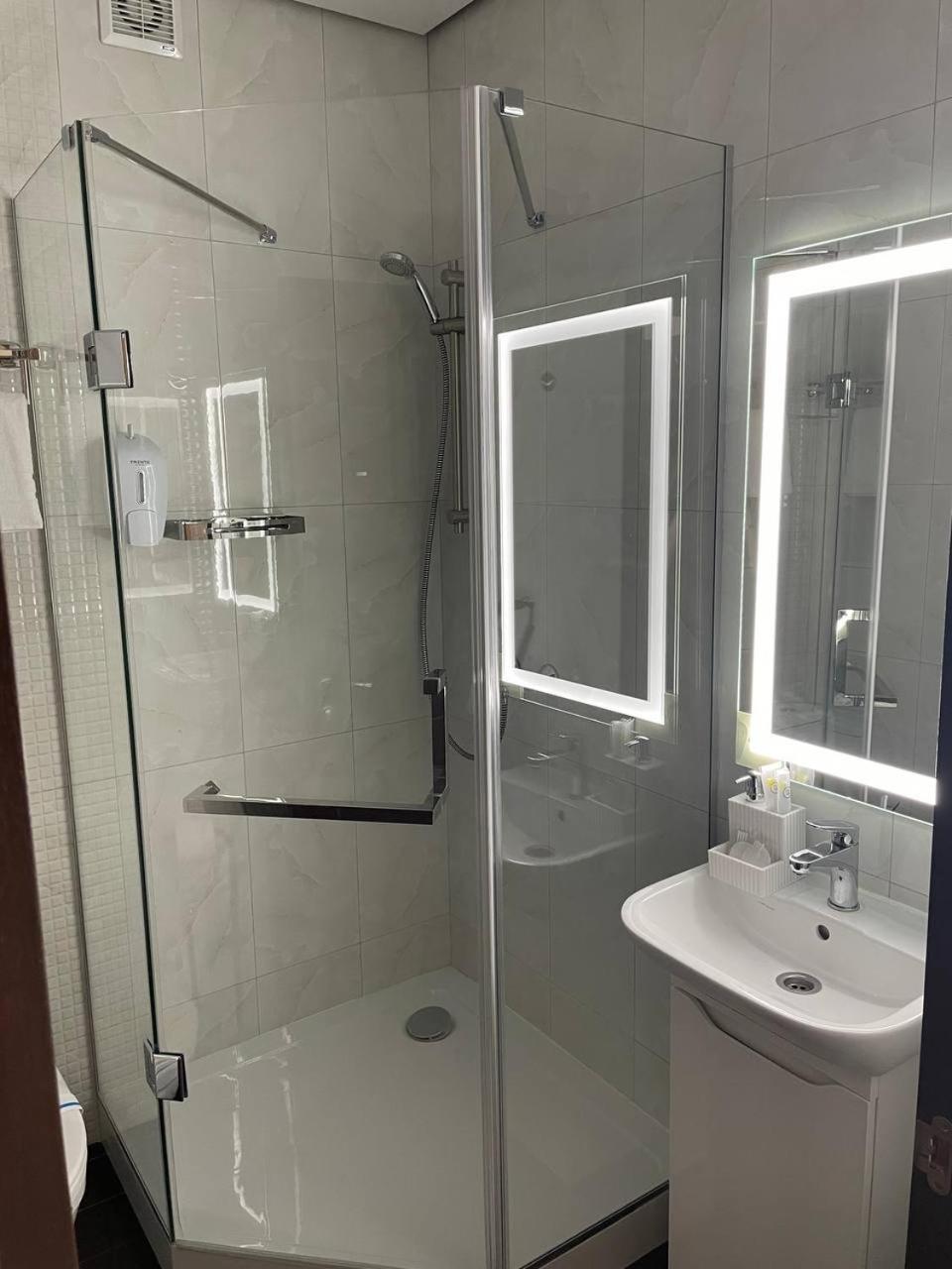 Space Apart Hotel Lutsk Ngoại thất bức ảnh